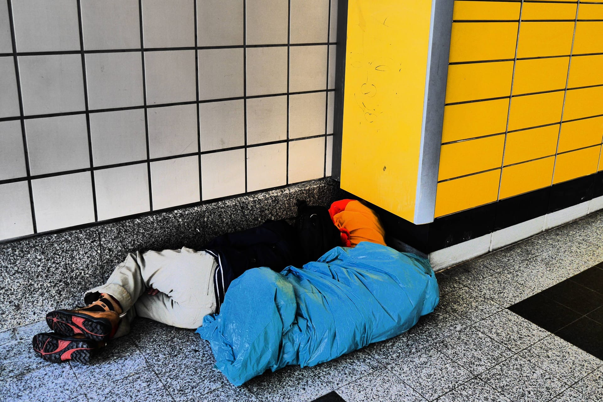 Obdachlose Person am Bahnhof Zoologischer Garten (Symbolbild): Die weiteren Ermittlungen sind noch immer nicht abgeschlossen.