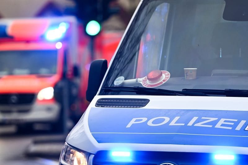 Ein Polizeiauto und ein Rettungswagen mit Blaulicht (Symbolbild): Die genauen Umstände des Unfalls sind noch unklar.