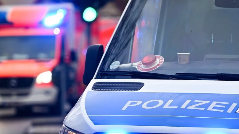 Ein Polizeiauto und ein Rettungswagen mit Blaulicht (Symbolbild): Die genauen Umstände des Unfalls sind noch unklar.