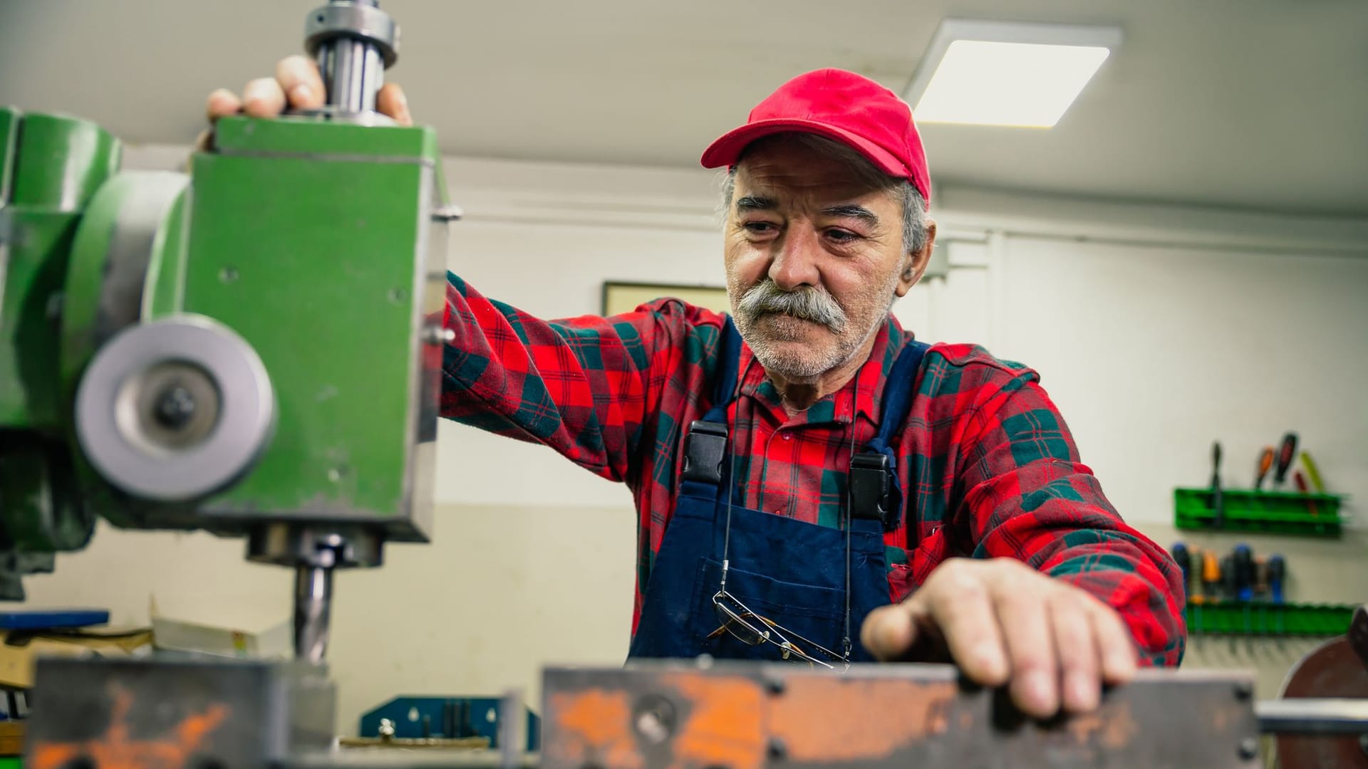 Älterer Arbeiter: Wer lange gearbeitet, aber unterdurchschnittlich verdient hat, kann Anspruch auf den Grundrentenzuschlag haben. Älterer Arbeiter: Wer lange gearbeitet, aber unterdurchschnittlich verdient hat, kann Anspruch auf den Grundrentenzuschlag haben.