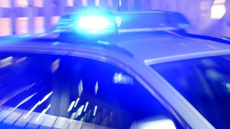 Ein Streifenwagen der Polizei steht mit eingeschaltetem Blaulicht auf der Straße (Symbolbild):