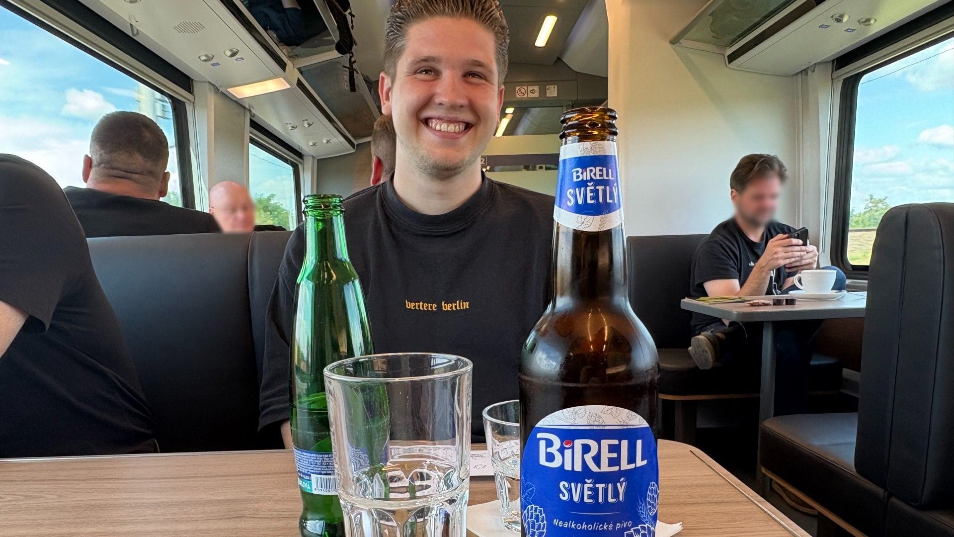 Das Bordbistro im tschechischen EC, im Vordergrund t-online Redakteur Niklas Bröckl: Das alte Konzept ist einem moderneren Stil gewichen.