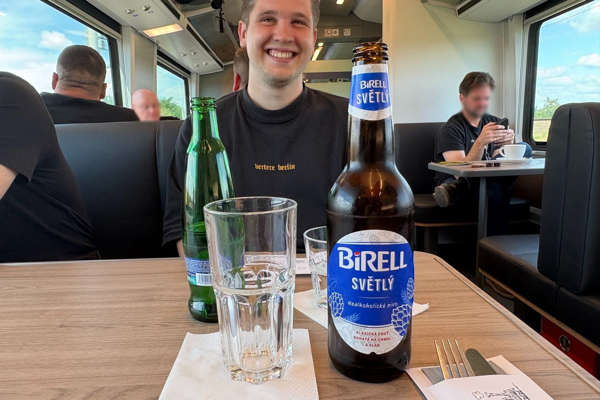 Das Bordbistro im tschechischen EC, im Vordergrund t-online Redakteur Niklas Bröckl: Das alte Konzept ist einem moderneren Stil gewichen.