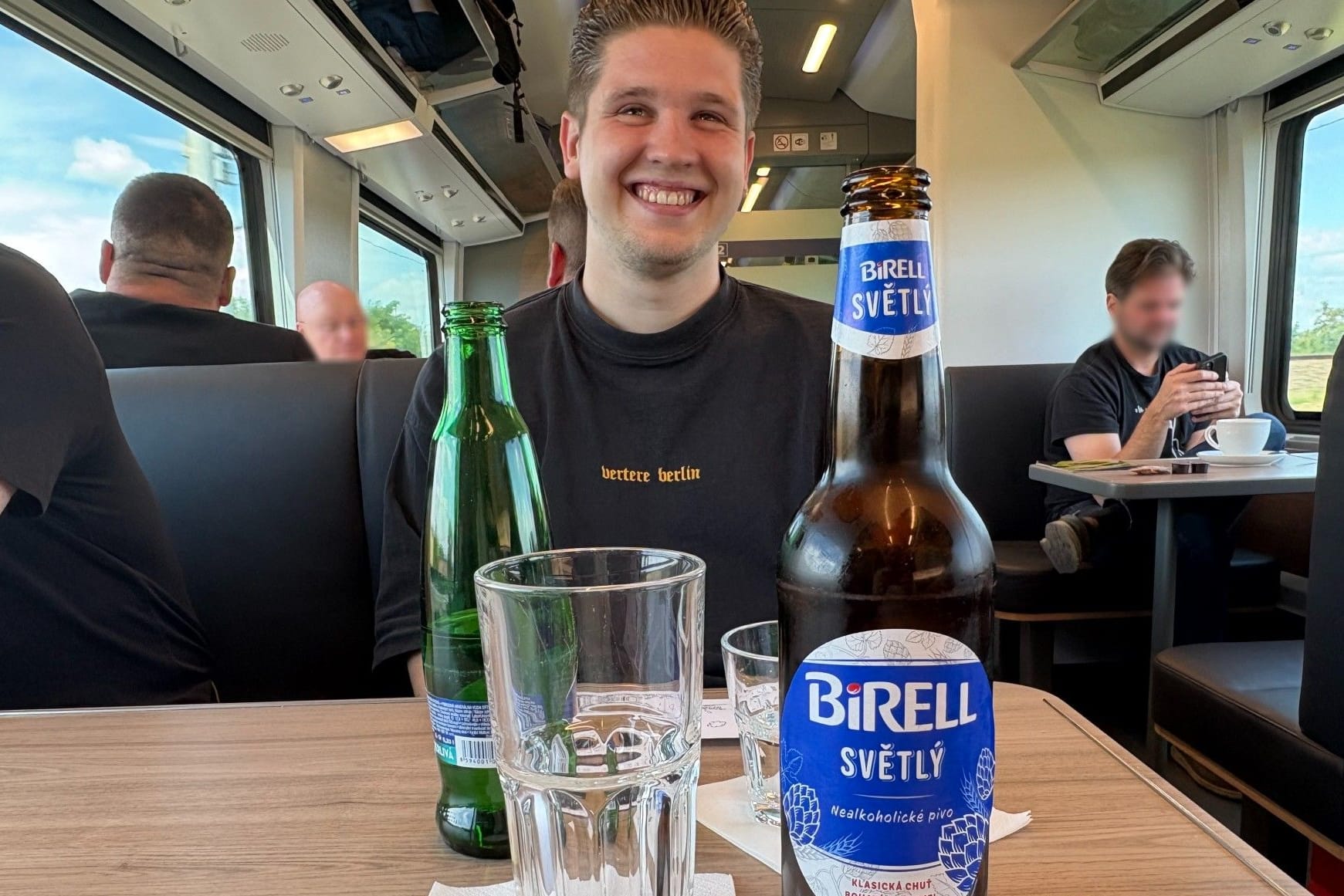 Das Bordbistro im tschechischen EC, im Vordergrund t-online Redakteur Niklas Bröckl: Das alte Konzept ist einem moderneren Stil gewichen.