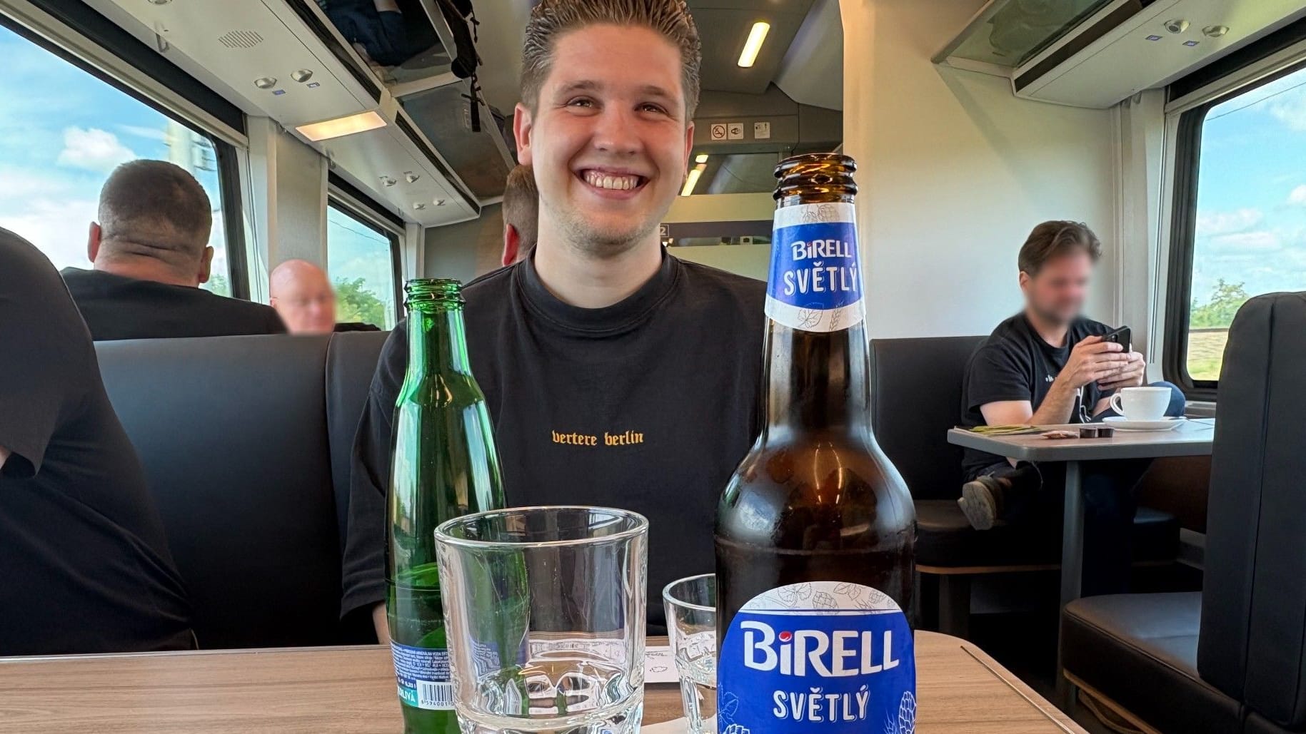 Das Bordbistro im tschechischen EC, im Vordergrund t-online Redakteur Niklas Bröckl: Das alte Konzept ist einem moderneren Stil gewichen.