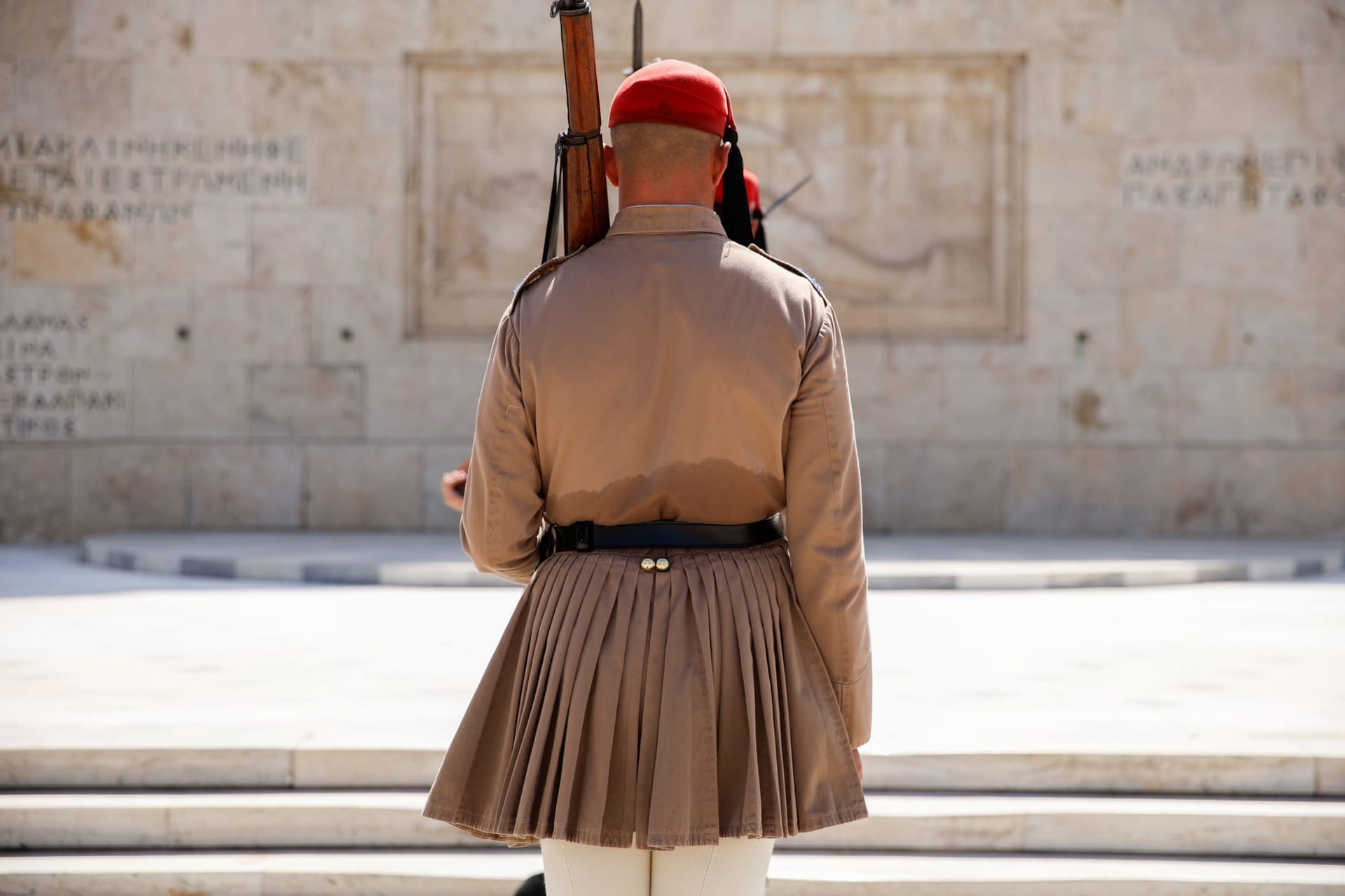 Griechenland, Athen: Ein Soldat der griechischen Nationalgarde steht in einre schweißgetränkten Uniform vor dem griechischen Parlament.