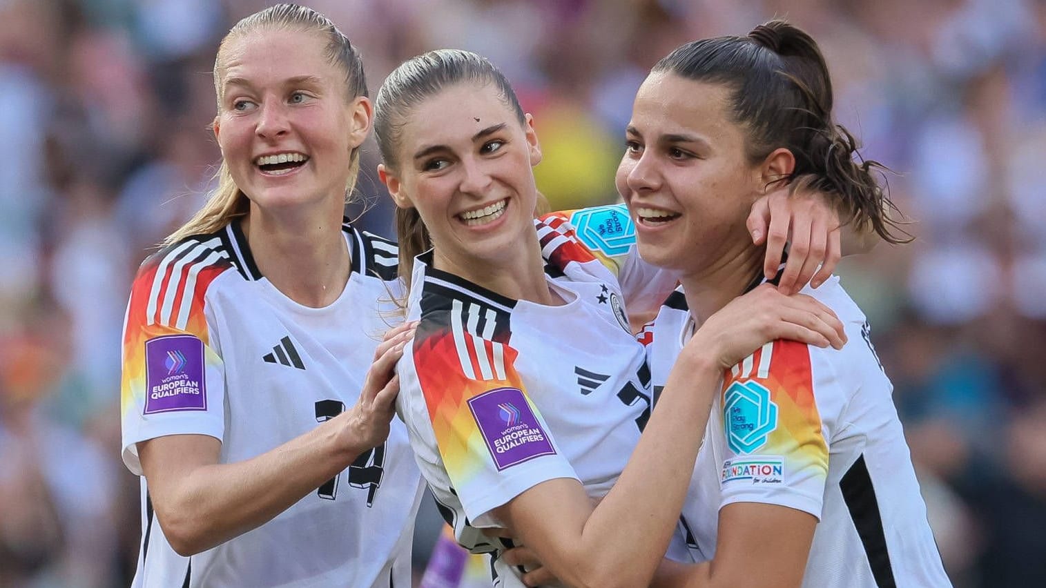 Janina Minge (l.) und Jule Brand (M.) neben Lena Oberdorf: Letztere ist der bisher teuerste Transfer der Bundesliga-Geschichte. Janina Minge (l.) und Jule Brand (M.) neben Lena Oberdorf: Letztere ist der bisher teuerste Transfer der Bundesliga-Geschichte.