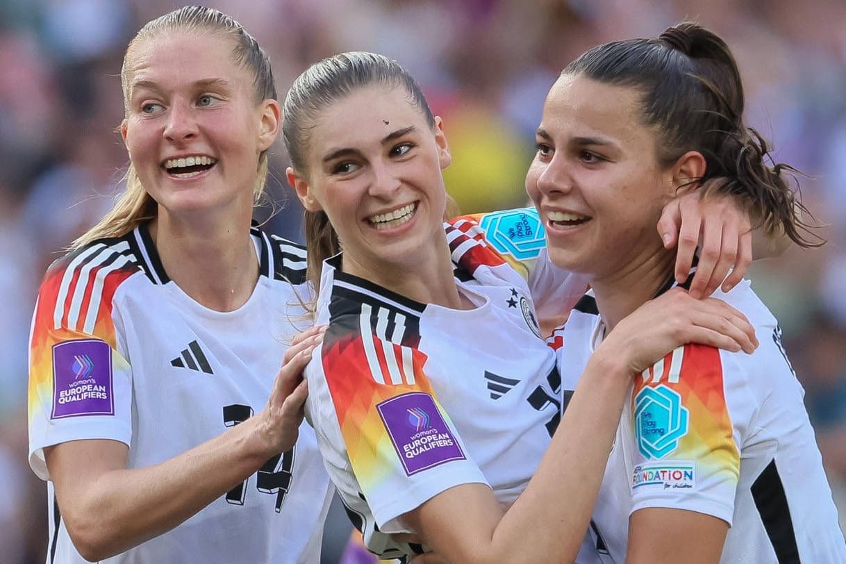 Janina Minge (l.) und Jule Brand (M.) neben Lena Oberdorf: Letztere ist der bisher teuerste Transfer der Bundesliga-Geschichte.