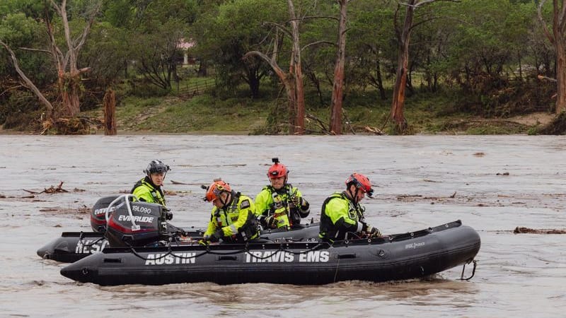 Retter auf dem Guadalupe River: Es werden noch viele Menschen vermisst.