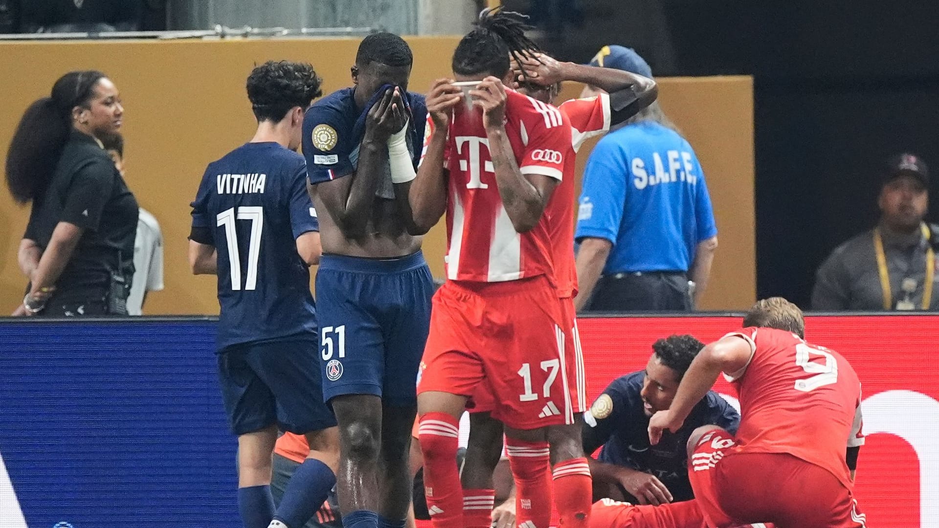 Bayerns Michael Olise reagiert auf die Verletzung seines Teamkollegen Jamal Musiala.