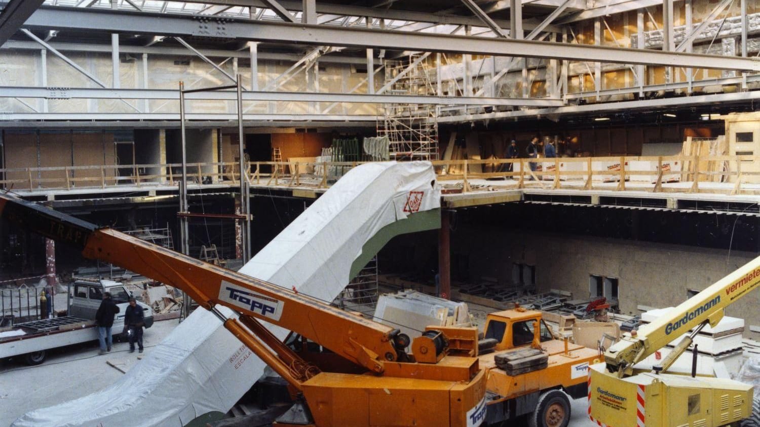Bagger in der Halle: 1991/92 wurde wieder umgebaut – danach wurde sie zur Abflughalle 2.