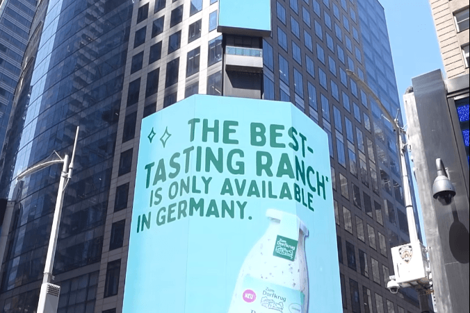 Die Werbung des Familienunternehmens "Zum Dorfkrug" am New Yorker Times Square: Auf die Idee kamen die Verantwortlichen nach einer Verkostung.