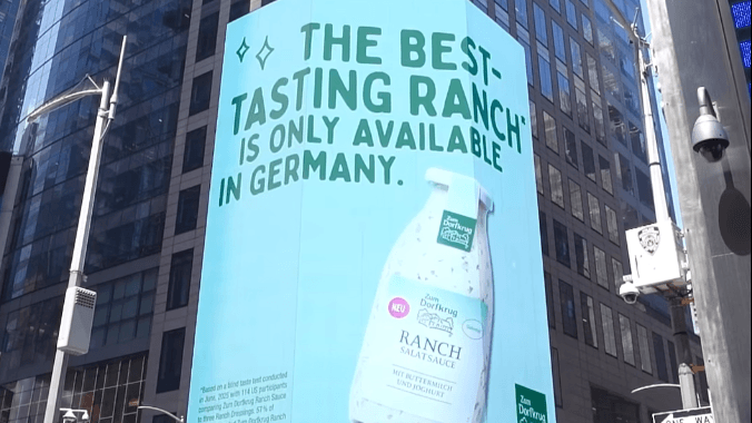 Die Werbung des Familienunternehmens "Zum Dorfkrug" am New Yorker Times Square: Auf die Idee kamen die Verantwortlichen nach einer Verkostung.