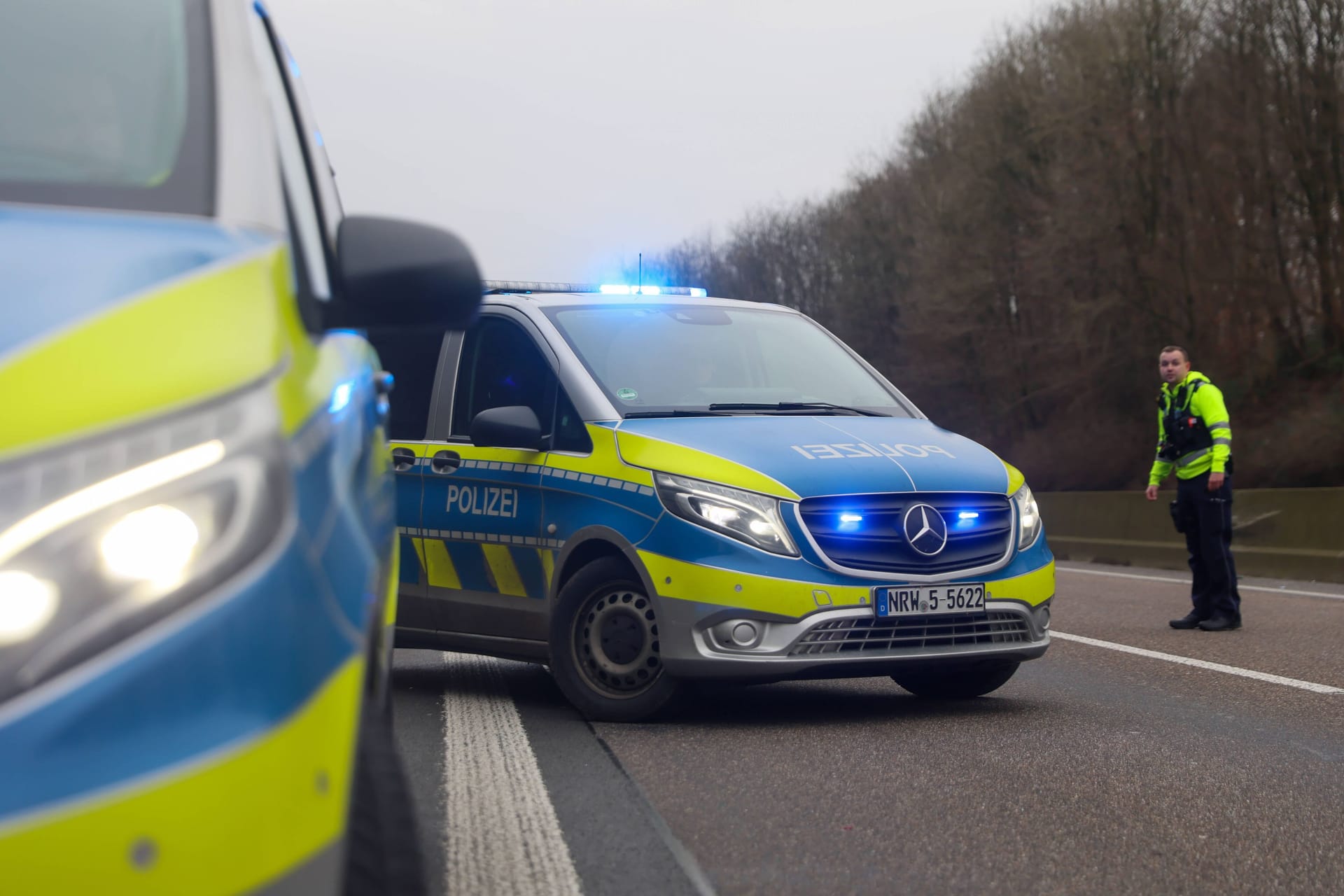 Die Autobahnpolizei im Einsatz (Symbolfoto): Am Freitagabend wurde auf der A57 ein 17-Jähriger festgenommen.