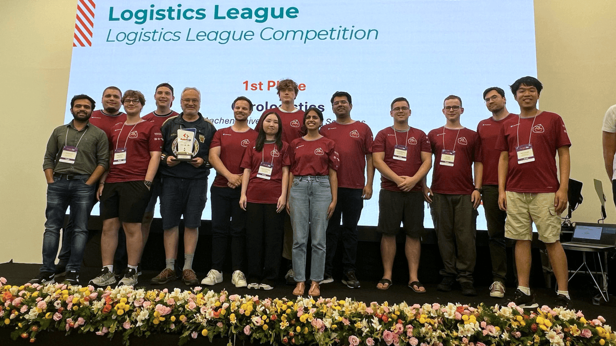 Das Team bei der Siegerehrung: Bereits 2022 holten sich die "Cargologistics" den Titel.