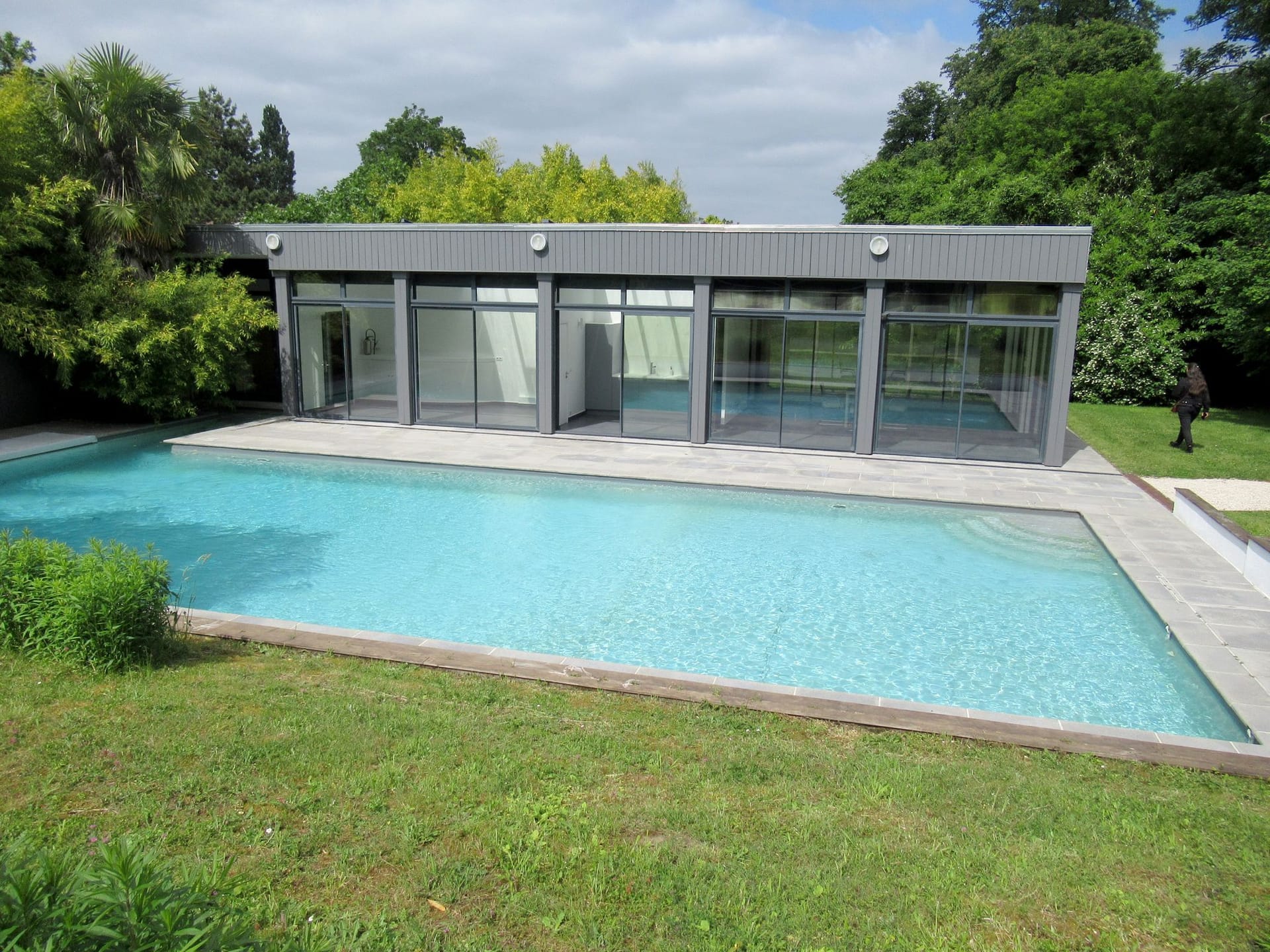 Das Anwesen hat auch einen Pool samt Poolhaus