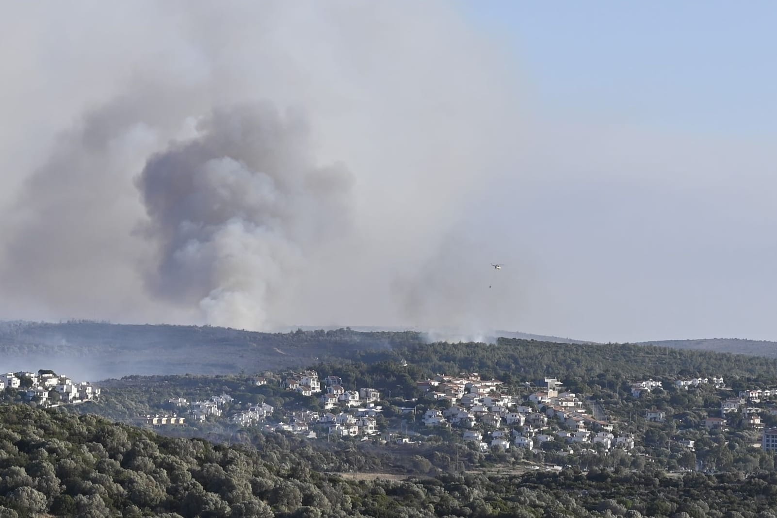 Der Küstenort Ildir in der Provinz Izmir: Das Feuer breitet sich immer weiter aus.