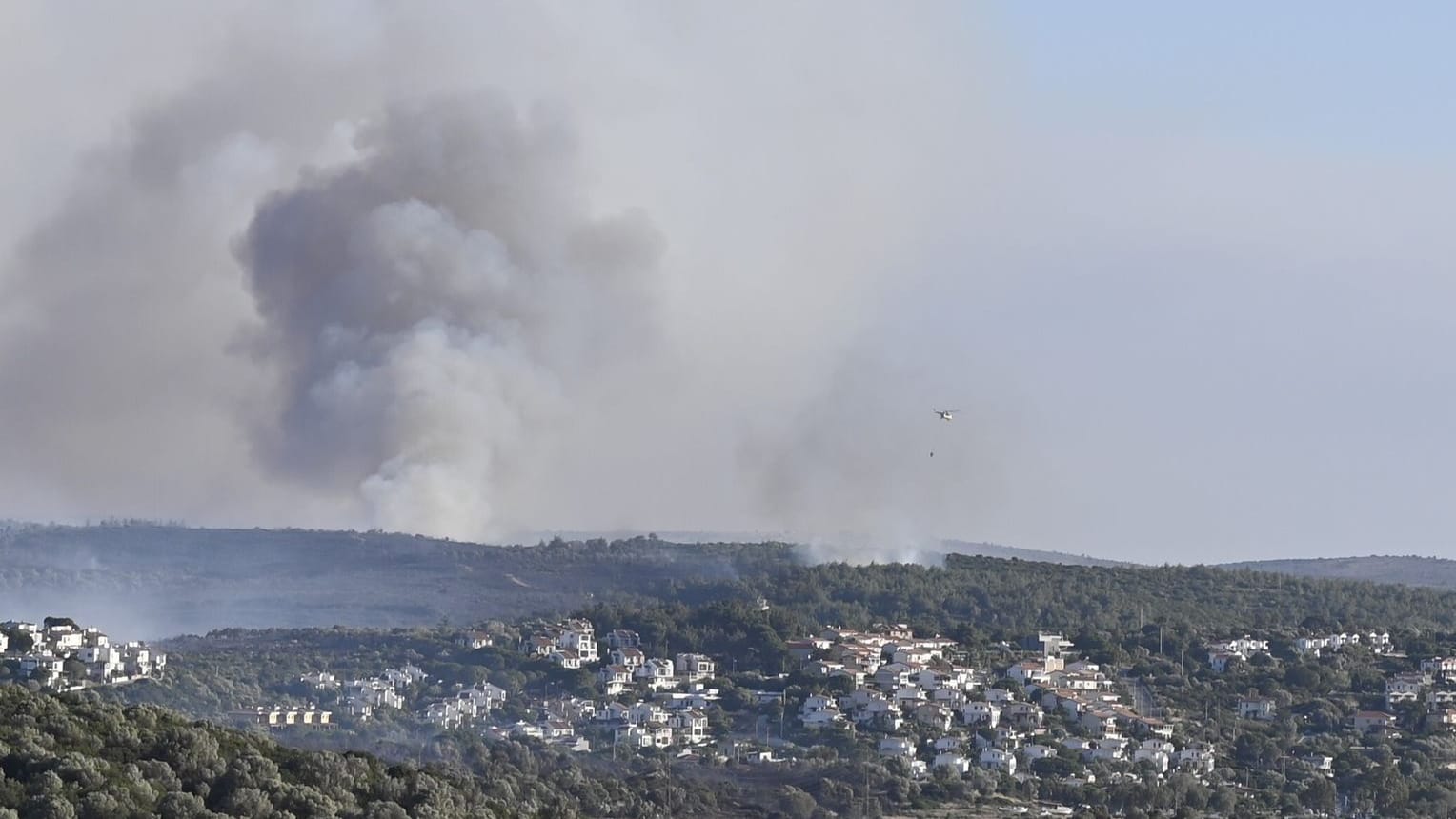Der Küstenort Ildir in der Provinz Izmir: Das Feuer breitet sich immer weiter aus.