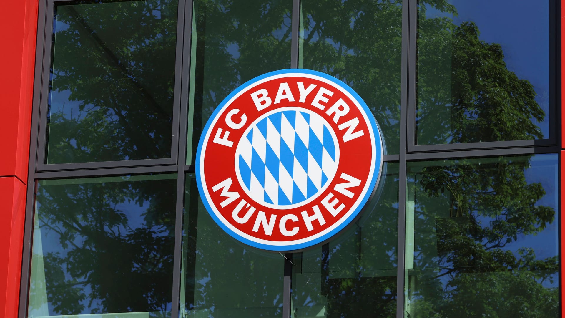 Emblem des FC Bayern an der Vereinszentrale in München: Der deutsche Rekordmeister richtet regelmäßig Trainingscamps aus.