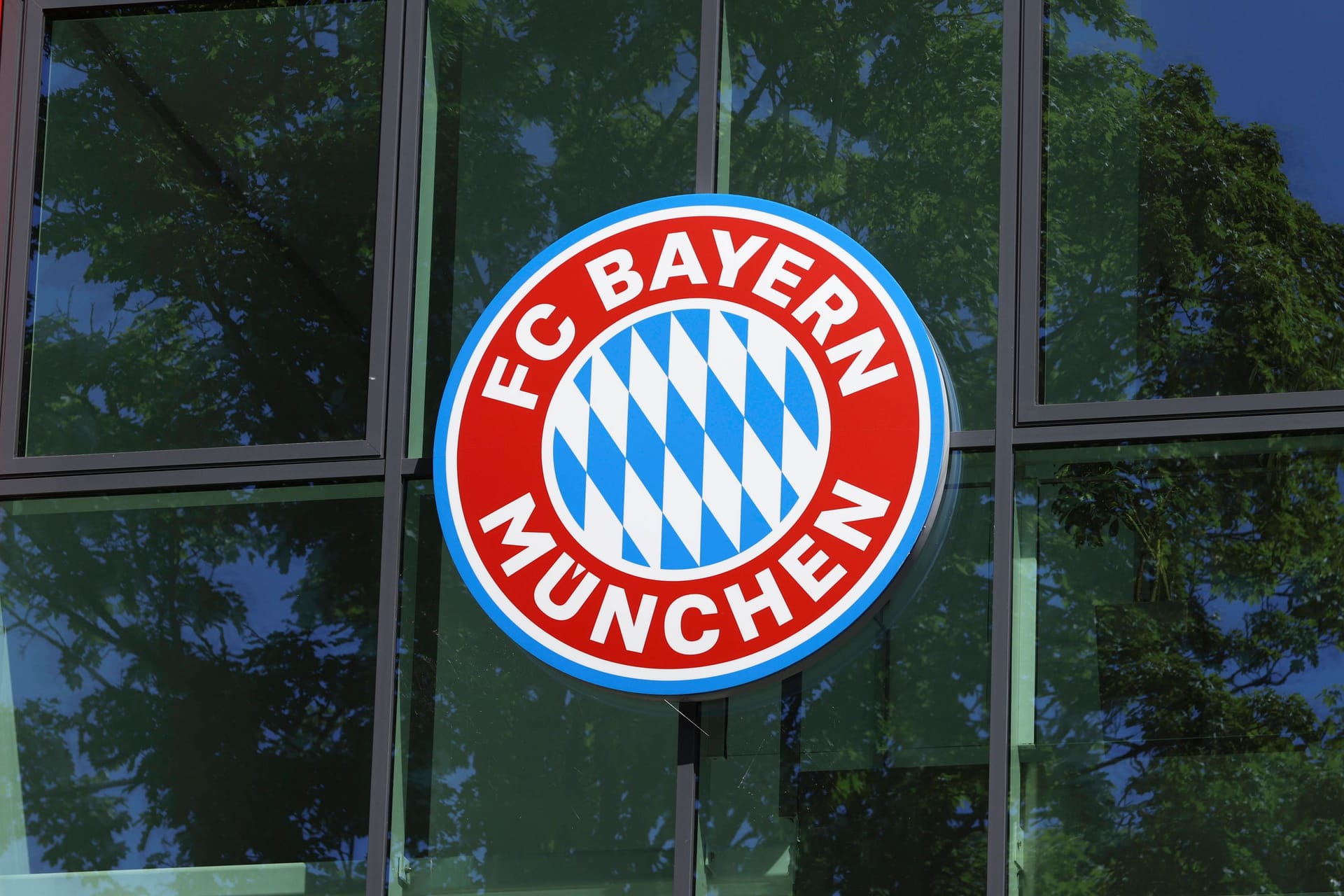Emblem des FC Bayern an der Vereinszentrale in München: Der deutsche Rekordmeister richtet regelmäßig Trainingscamps aus.