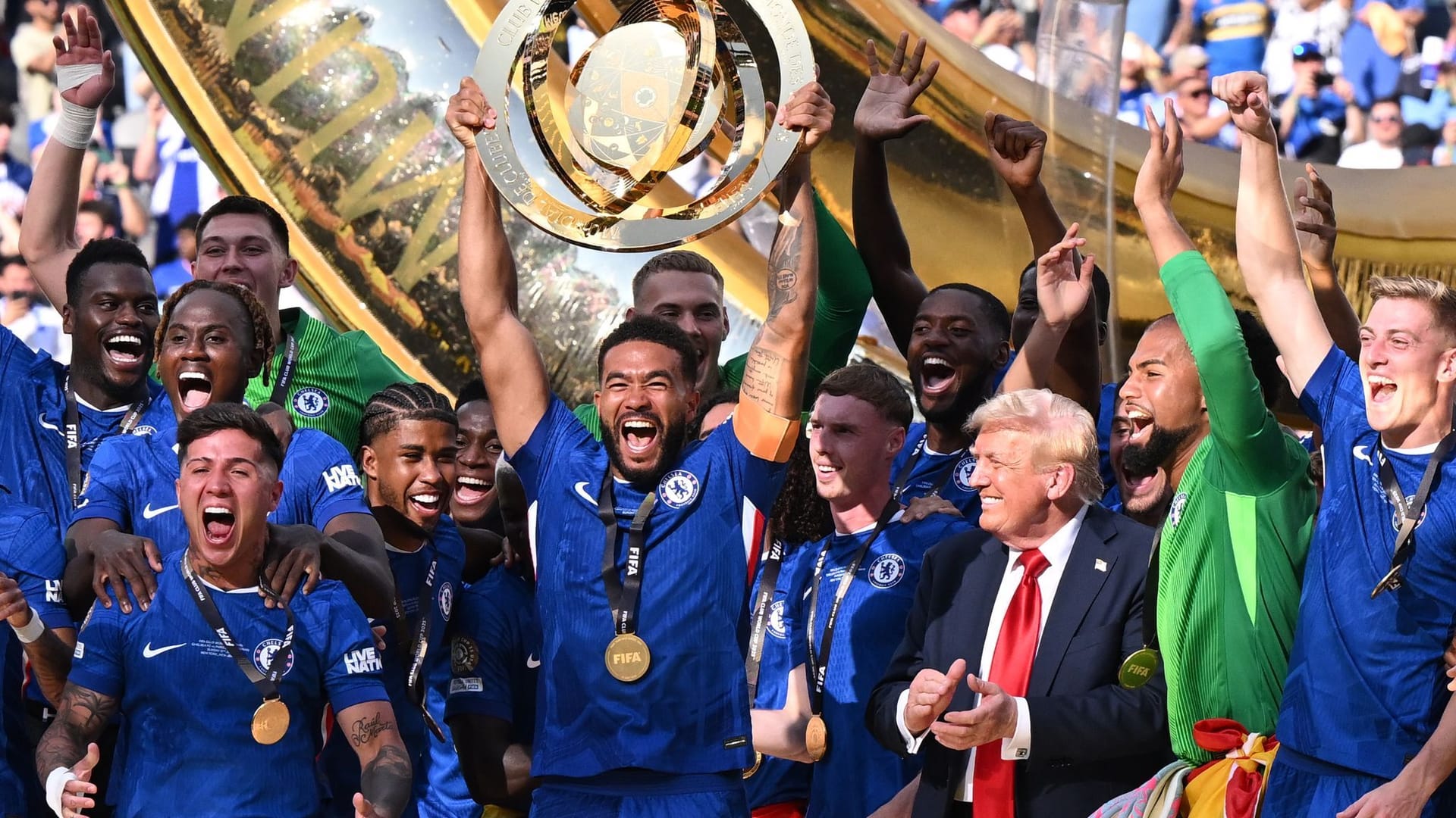 Seltsam: Chelseas Reece James (M.) jubelt mit der Trophäe im Beisein von US-Präsident Donald Trump (3.v.r.).