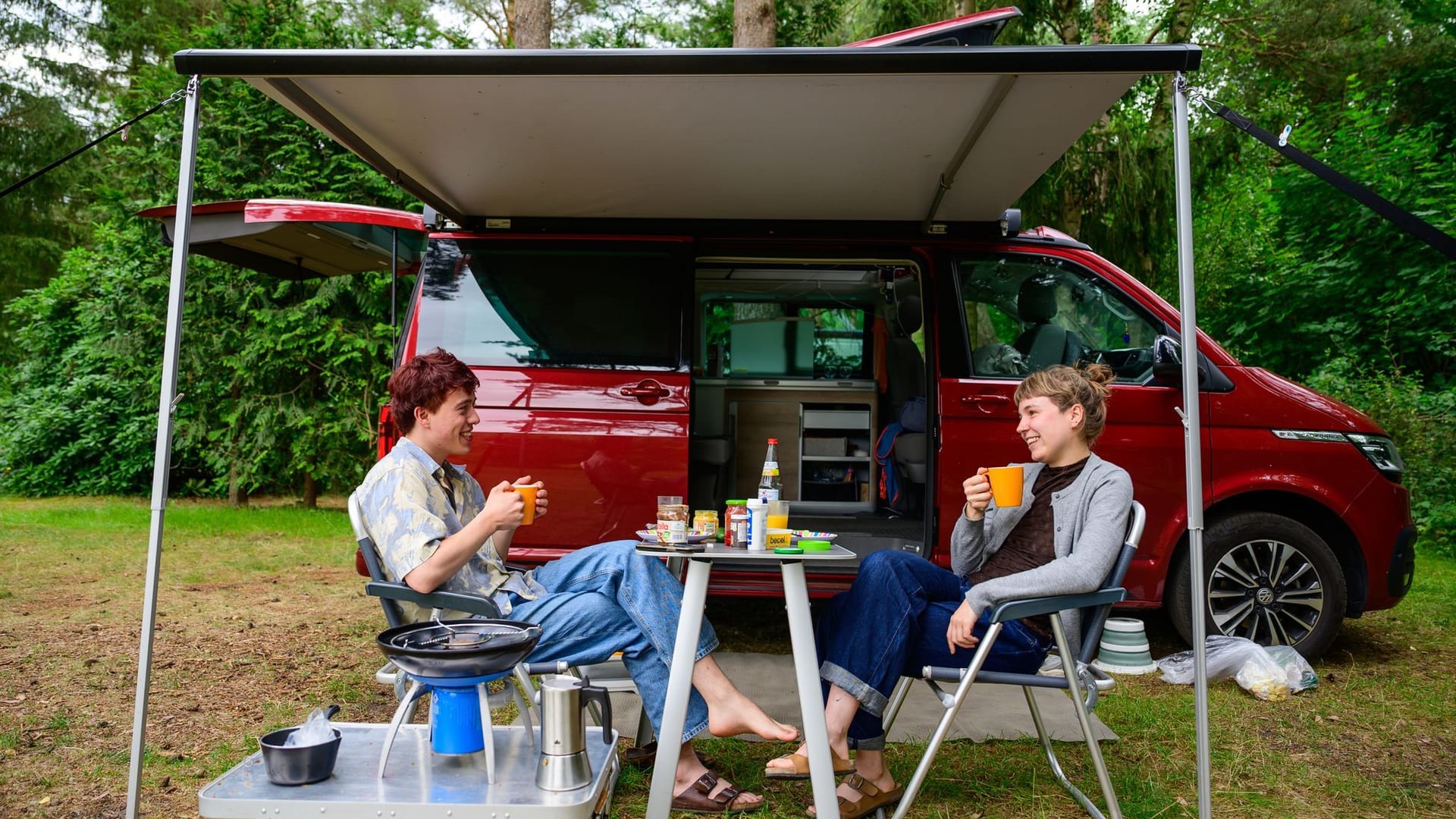 Niklas Eppler und Julie Tewes sitzen vor ihrem Camper auf dem Gelände vom Wildwood Camping: Der Campingplatz punktet mit Naturbelassenheit. Niklas Eppler und Julie Tewes sitzen vor ihrem Camper auf dem Gelände vom Wildwood Camping: Der Campingplatz punktet mit Naturbelassenheit.