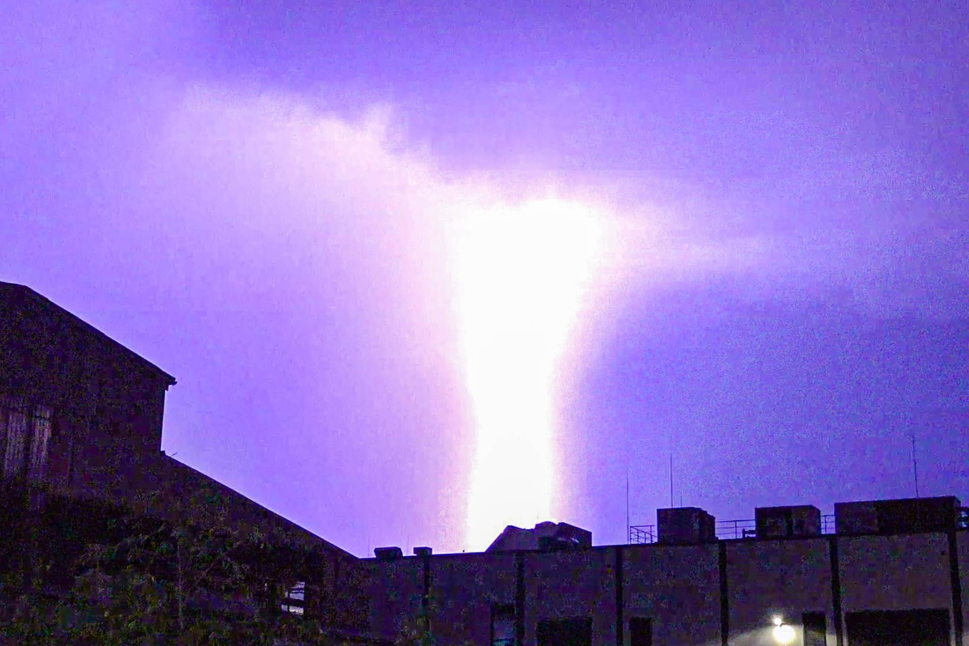 Unwetter mit gewaltigem Blitz-Spektakel über Baden-Württemberg: Mehrere Menschen wurden bei den Gewittern in Deutschland verletzt.