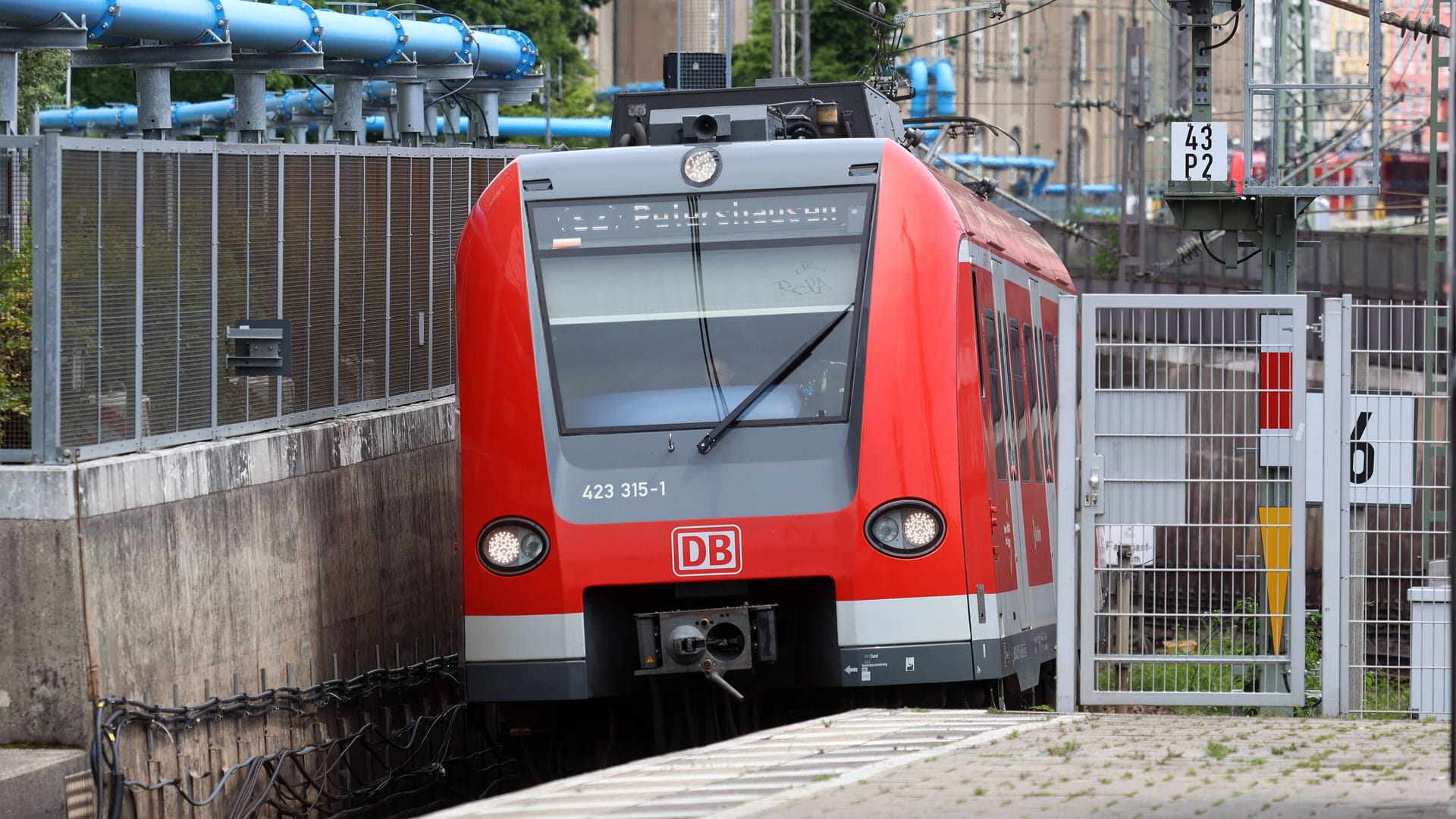 Münchner S-Bahn fährt an einem Bahnhof ein (Symbolfoto): Nach einem Vorfall in Gröbenzell ermittelt die Polizei.