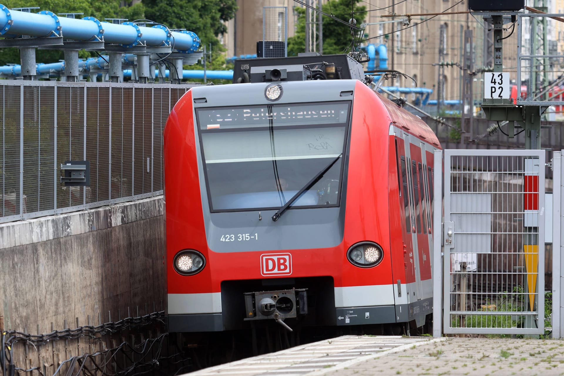 Münchner S-Bahn fährt an einem Bahnhof ein (Symbolfoto): Nach einem Vorfall in Gröbenzell ermittelt die Polizei.