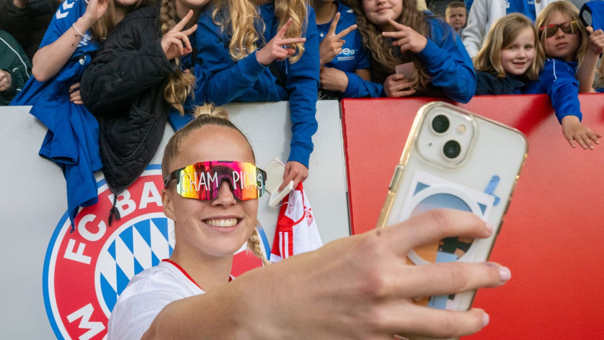 Giulia Gwinn und Fans
