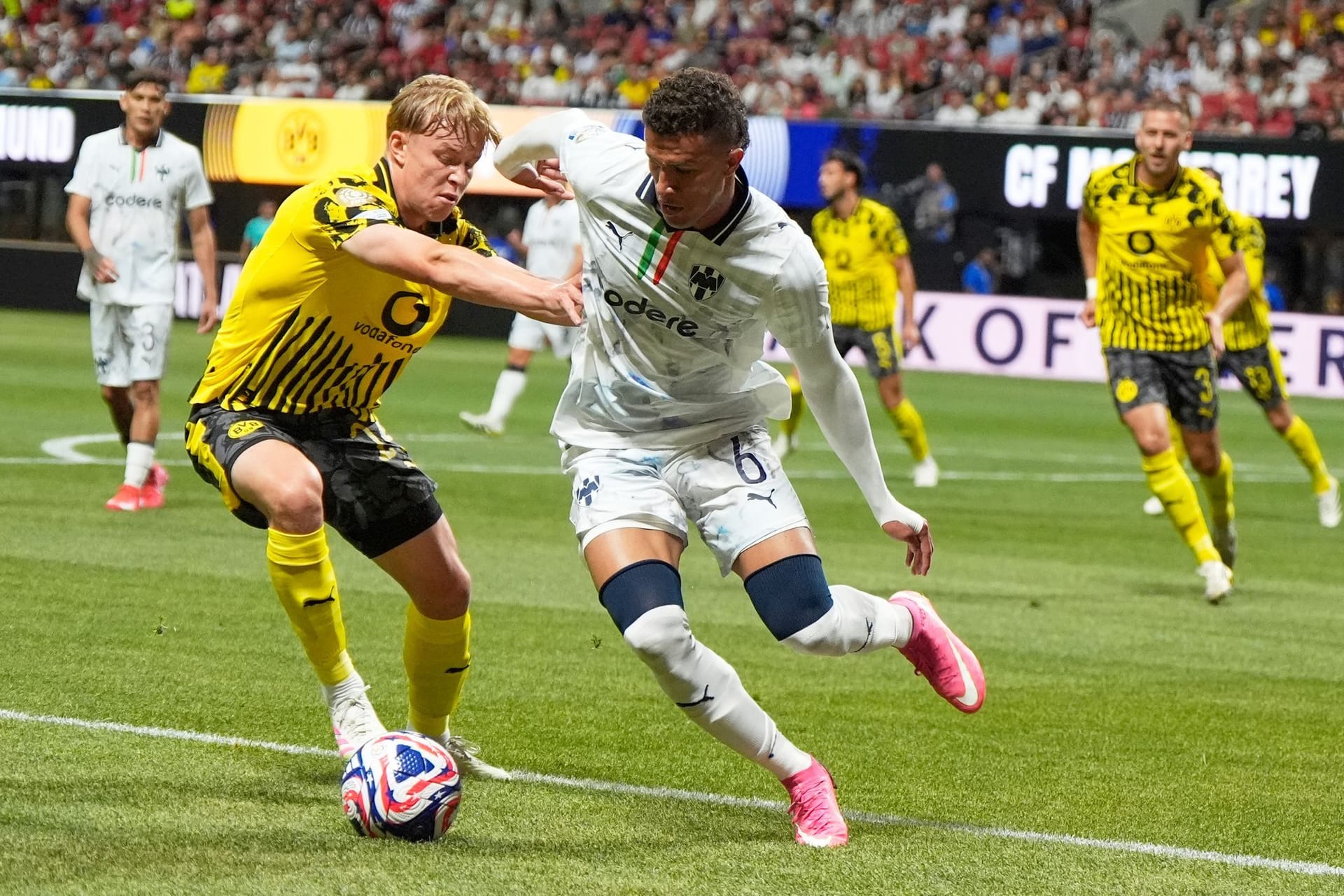 Daniel Svensson: Beim Gegentor zum 2:1 war er eigentlich zuerst am Ball, köpfte seinem Gegenspieler aber unglücklich an den Kopf. Arbeitete viel und zeigte guten Einsatz. Note 3