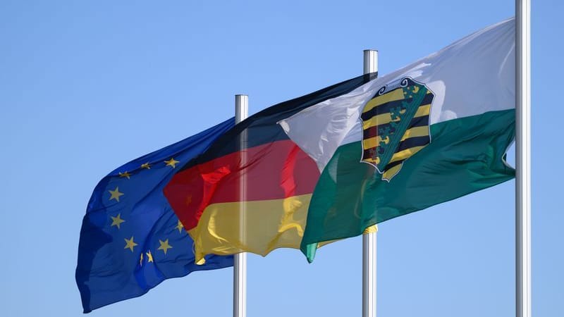 Flaggen von Europa (v.l.n.r.), Deutschland und Sachsen (Archivbild): In Sachsen fühlen sich 76 Prozent der Befragten besonders verbunden mit dem Ort, in dem sie leben.