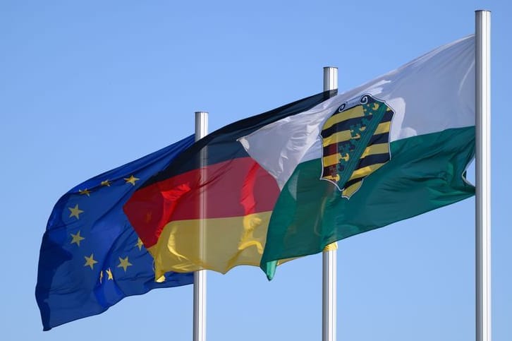 Flaggen von Europa (v.l.n.r.), Deutschland und Sachsen (Archivbild): In Sachsen fühlen sich 76 Prozent der Befragten besonders verbunden mit dem Ort, in dem sie leben.