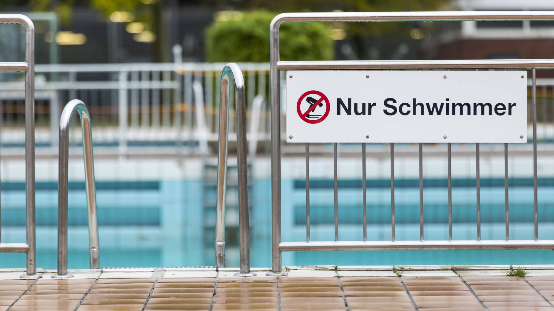 Leeres Freibadbecken (Symbolfoto): In Nürnberg-Sankt Johannis ist ein Bad seit Tagen geschlossen.