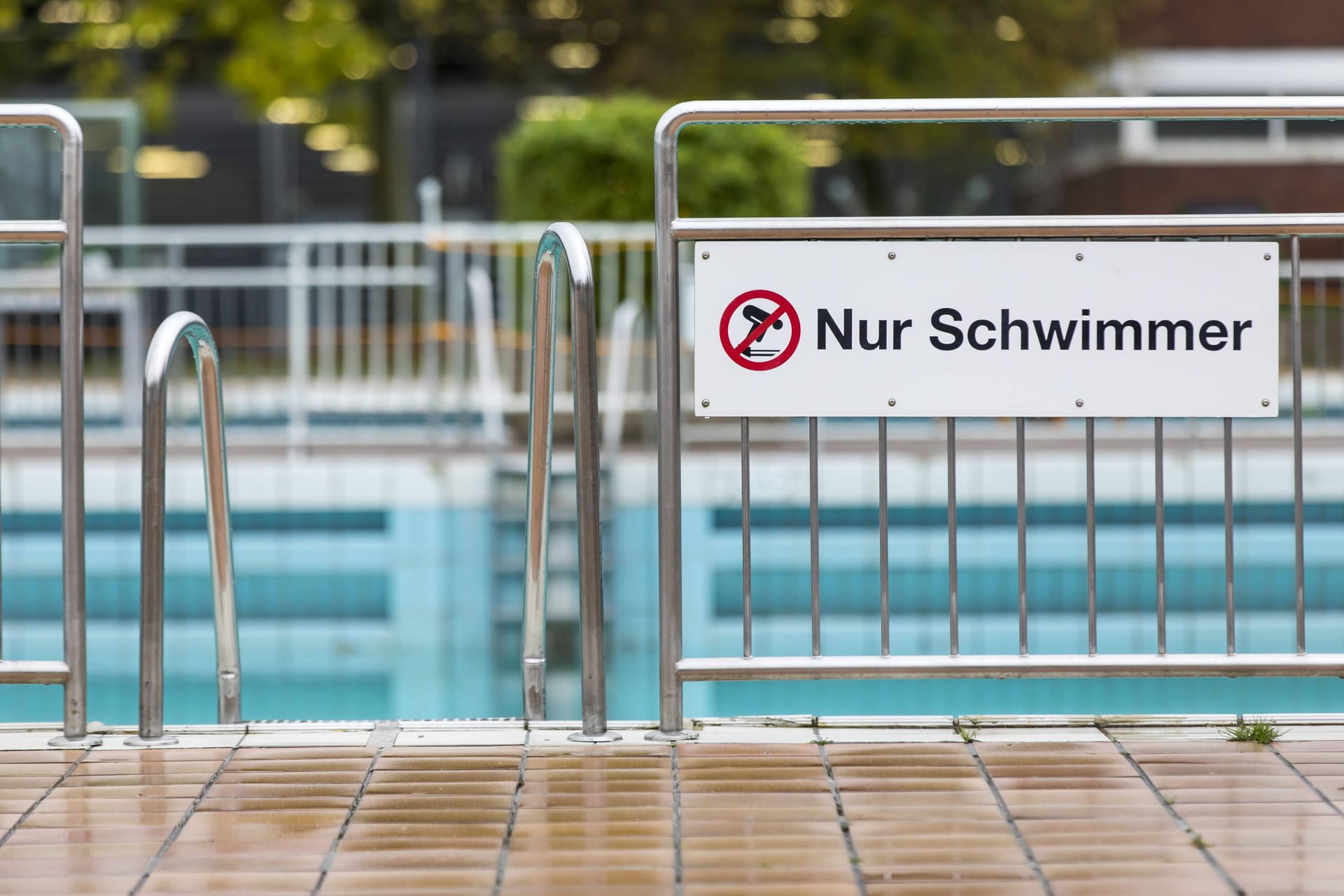 Leeres Freibadbecken (Symbolfoto): In Nürnberg-Sankt Johannis ist ein Bad seit Tagen geschlossen.