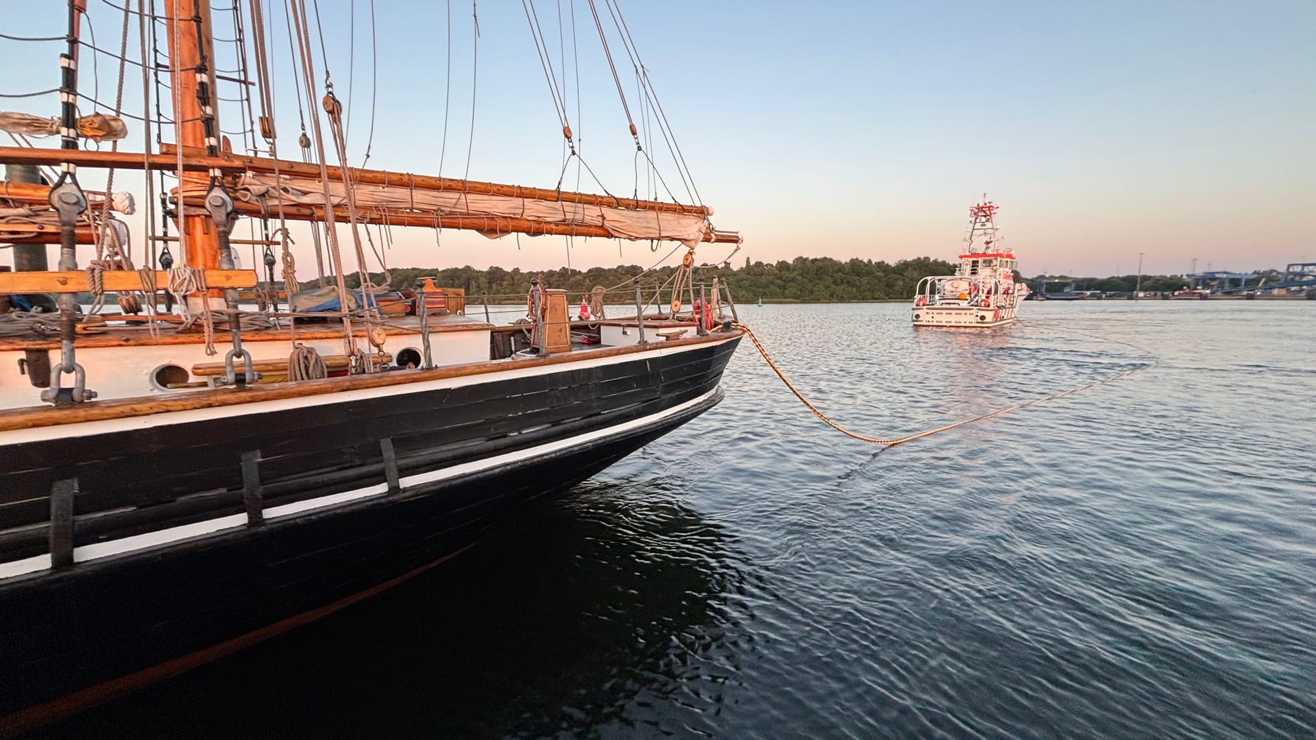 Die Seenotretter schleppten die "Albatros" frei.