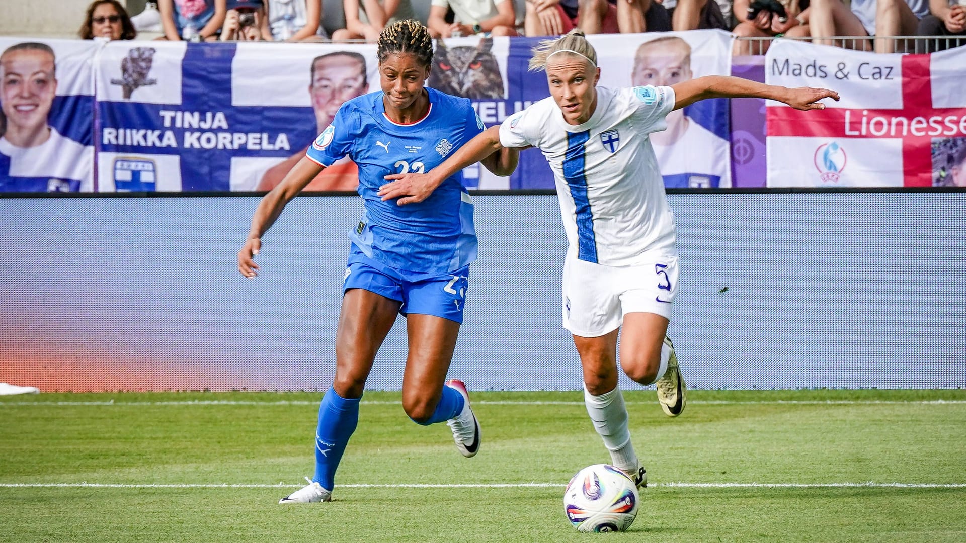 Sveindís Jane Jónsdóttir (l.) im Duell mit ihrer finnischen Gegenspielerin.