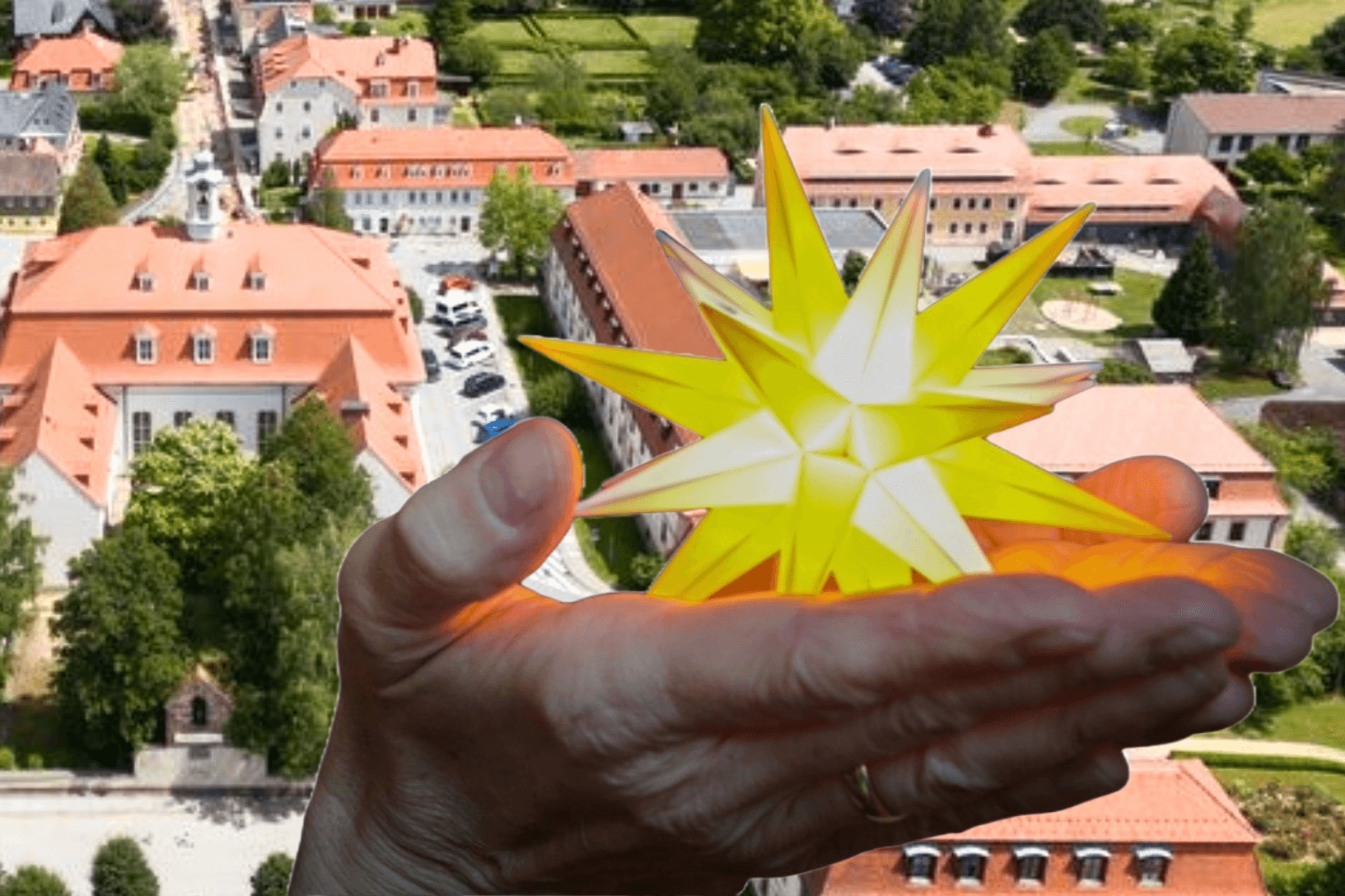 Blick auf Herrnhut, im Vordergrund der bekannte Weihnachtsstern: Seit knapp einem Jahr trägt Herrnhut den Welterbe-Titel – zumindest zu einem Viertel.