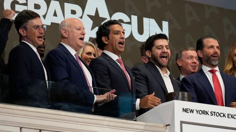 GrabAGun-Vorstandsmitglied Donald Trump Jr., zweiter von rechts, CEO Marc Nemati, vierter von rechts, und andere läuten die Eröffnungsglocke an der New Yorker Börse in New York.