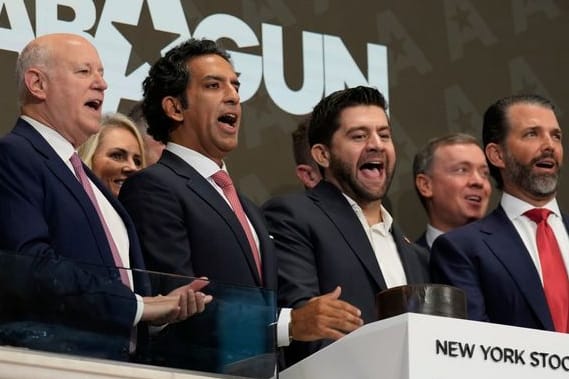 GrabAGun-Vorstandsmitglied Donald Trump Jr., zweiter von rechts, CEO Marc Nemati, vierter von rechts, und andere läuten die Eröffnungsglocke an der New Yorker Börse in New York.