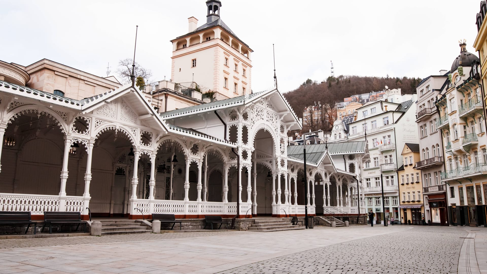 Architektonisches Juwel von Karlsbad: Die Marktkolonnade, befindet sich an der Stelle des ehemaligen mittelalterlichen Marktplatzes. Der Eintritt ist frei.