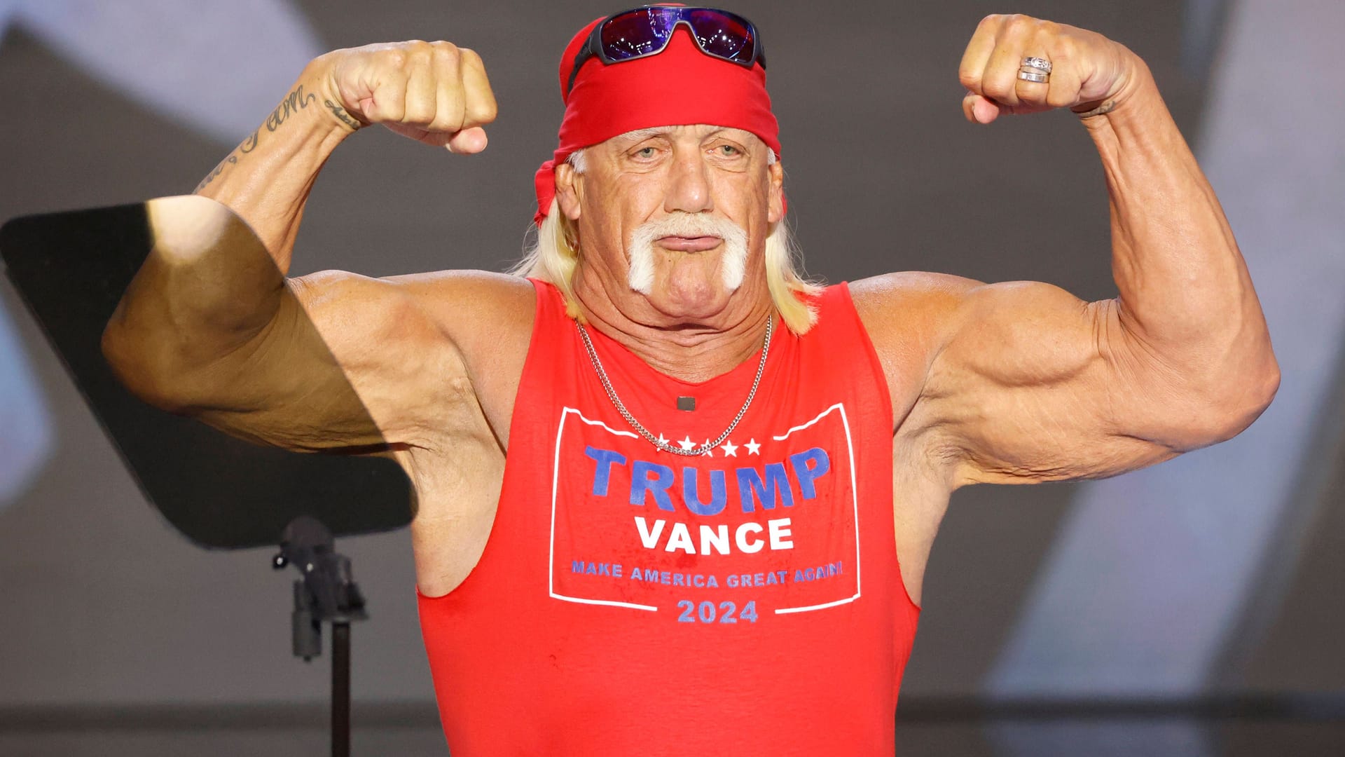 Den Bizeps angespannt: Hulk Hogan auf einer Wahlkampfveranstaltung für Donald Trump und J.D. Vance im Sommer 2024.