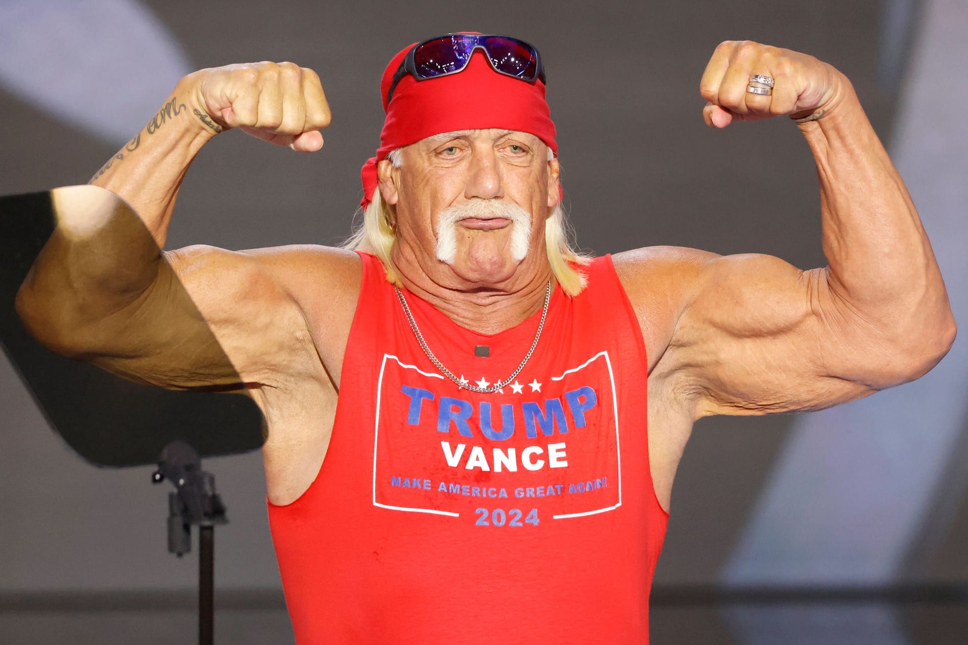 Den Bizeps angespannt: Hulk Hogan auf einer Wahlkampfveranstaltung für Donald Trump und J.D. Vance im Sommer 2024.