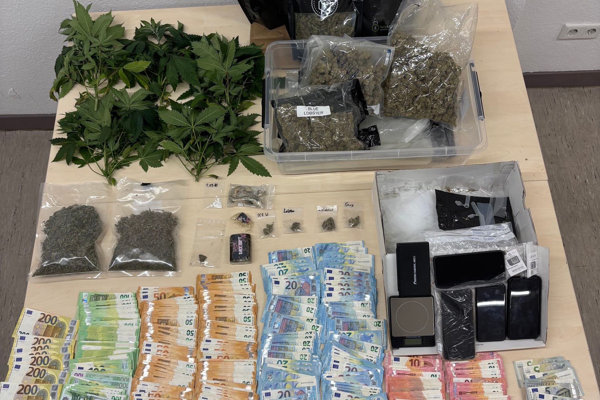 In der Wohnung entdeckten die Beamten Cannabis, Kokain und über 20.000 Euro in bar.