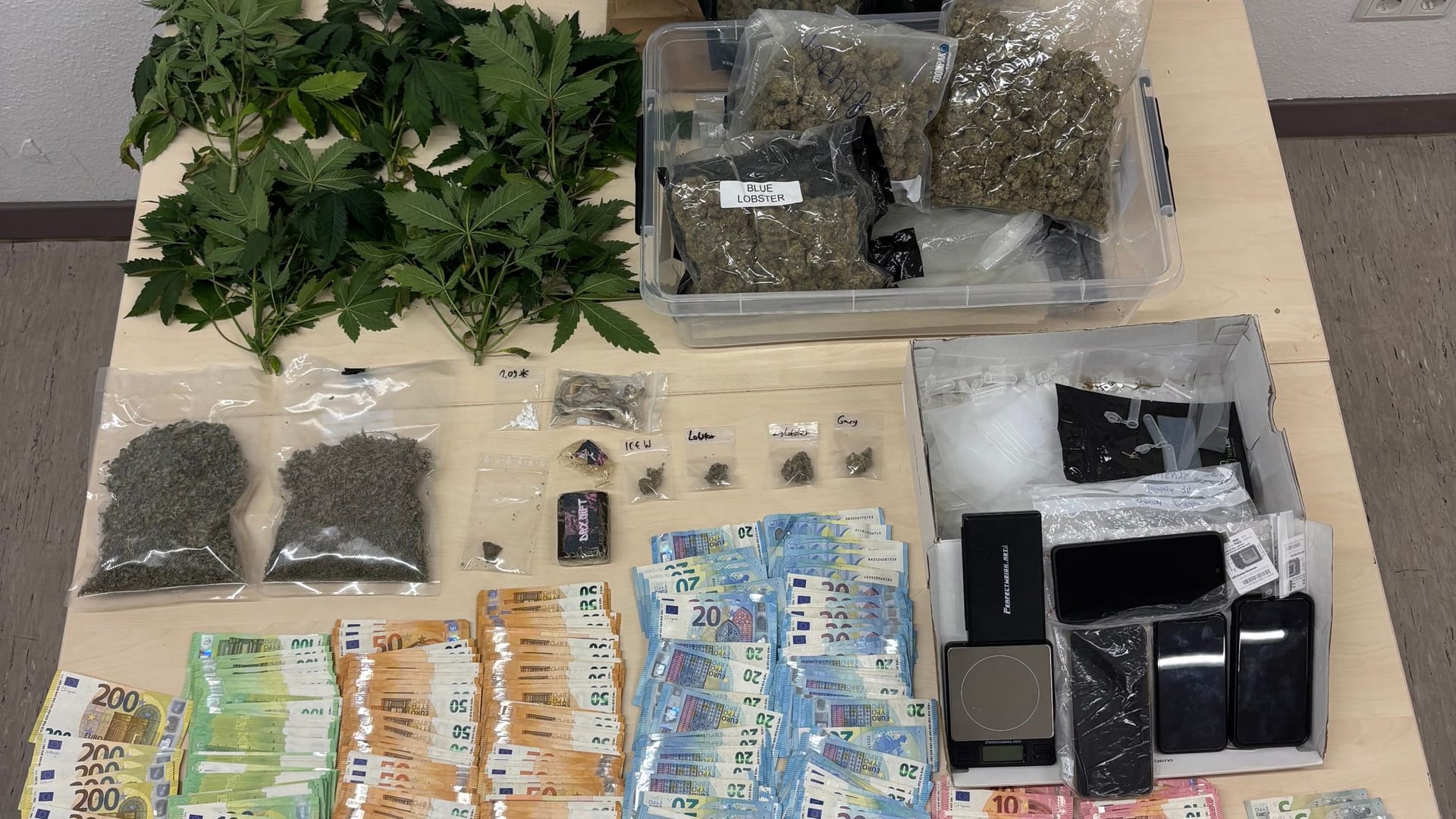 In der Wohnung entdeckten die Beamten Cannabis, Kokain und über 20.000 Euro in bar. In der Wohnung entdeckten die Beamten Cannabis, Kokain und über 20.000 Euro in bar.