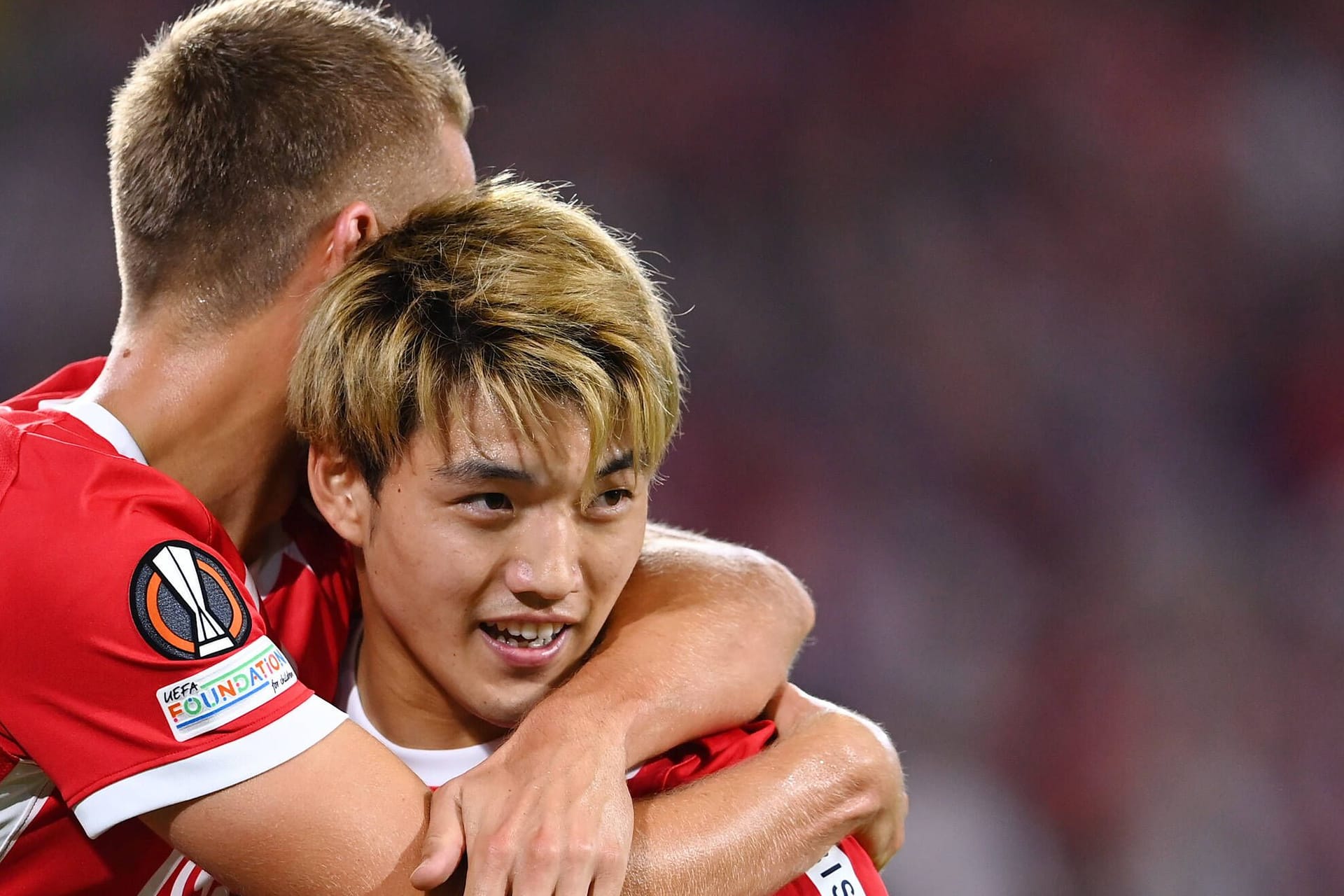 Freiburgs Ritsu Doan (rechts) beim Torjubel, hier umarmt von Nils Petersen (links) (Archivfoto): Der Japaner hat sich wohl für einen Wechsel nach Frankfurt entschieden.