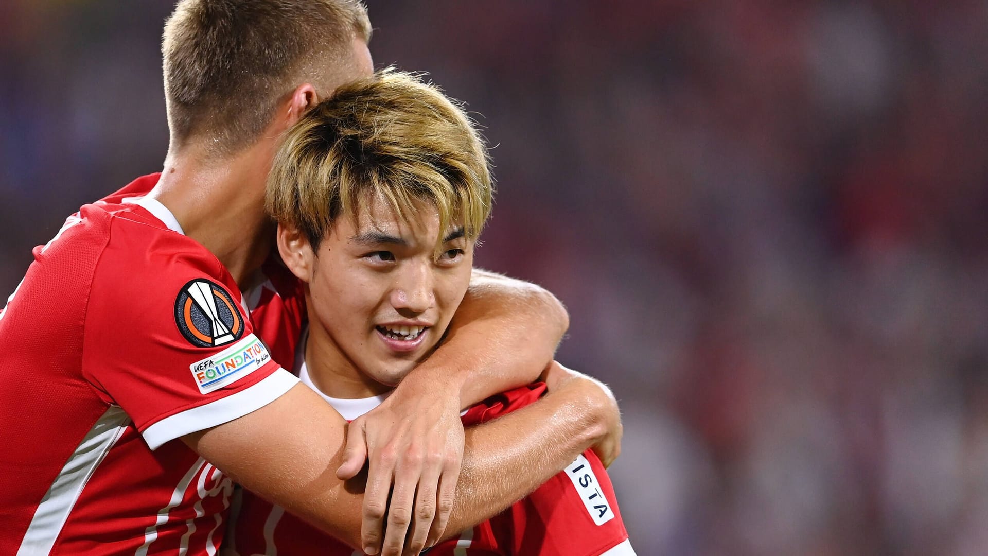 Freiburgs Ritsu Doan (rechts) beim Torjubel, hier umarmt von Nils Petersen (links) (Archivfoto): Der Japaner hat sich wohl für einen Wechsel nach Frankfurt entschieden.