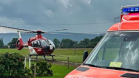 Das Opfer wurde mit einem Krankenwagen zu einer nahen Wiese gebracht: Von dort transportierte den Mann ein Helikopter ins Krankenhaus.