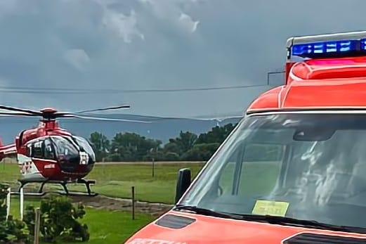 Das Opfer wurde mit einem Krankenwagen zu einer nahen Wiese gebracht: Von dort transportierte den Mann ein Helikopter ins Krankenhaus.