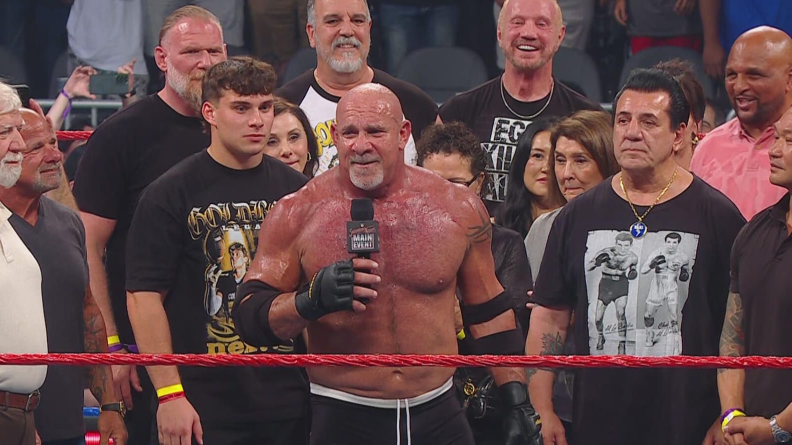 Abschiedsrede nach seinem letzten Match: Goldberg (M.) umringt von Familie und Weggefährten im Ring. Abschiedsrede nach seinem letzten Match: Goldberg (M.) umringt von Familie und Weggefährten im Ring.